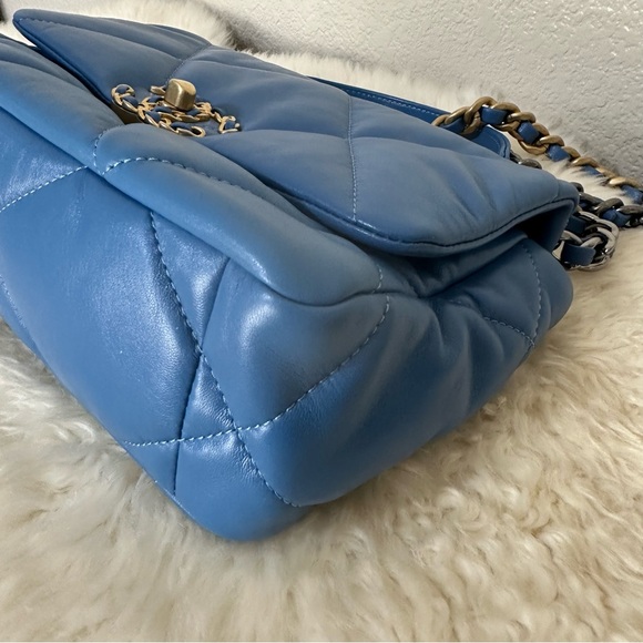 $6,900 CHANEL 19 Flap Bag Medium Blue 21P Excellent Condition - Picture 8 of 16